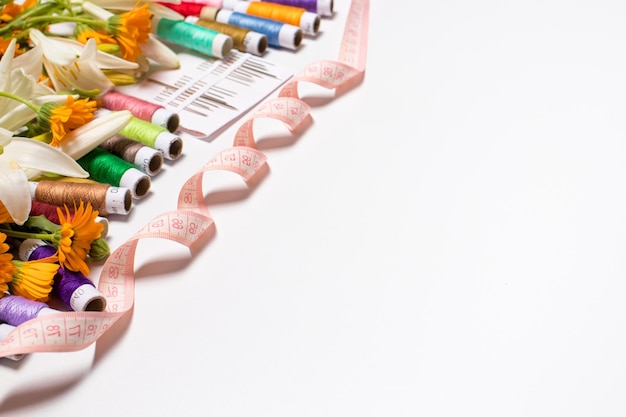 Zestawy nici i próbki tkanin